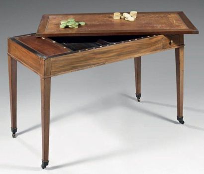 Table tric-trac en placage d'acajou. Montants...