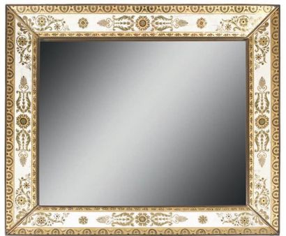 Miroir rectangulaire dans un entourage de...