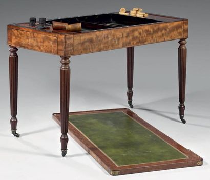 Table tric-trac en placage d'acajou moiré....