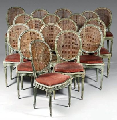 Suite de dix-sept chaises de salle à manger...