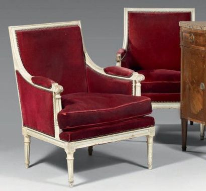 Paire de bergères en bois laqué mouluré à...