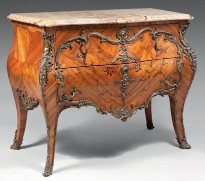 Commode à façade et côtés galbés en placage...