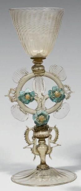 Coupe en verre fumé, le calice et le piédouche...