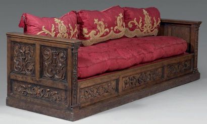 Banquette en chêne mouluré et sculpté. Les...