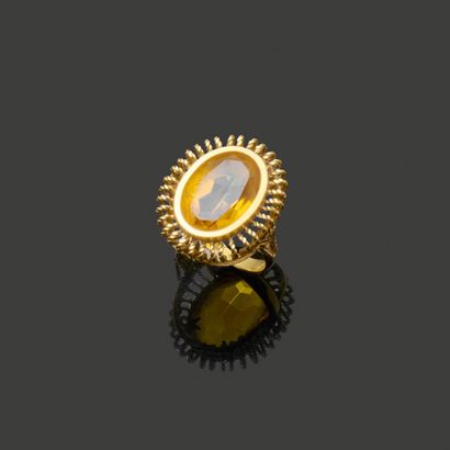 Bague en or jaune 18K (750), la monture ovale...