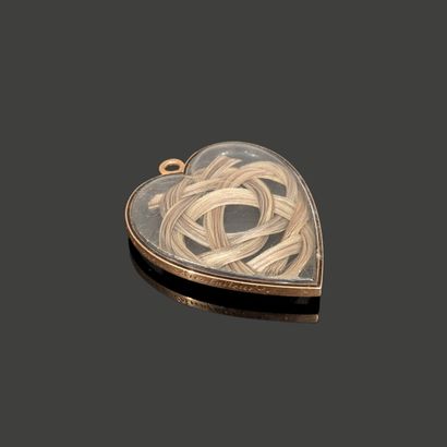 Médaillon en forme de coeur en cristal enserrant...
