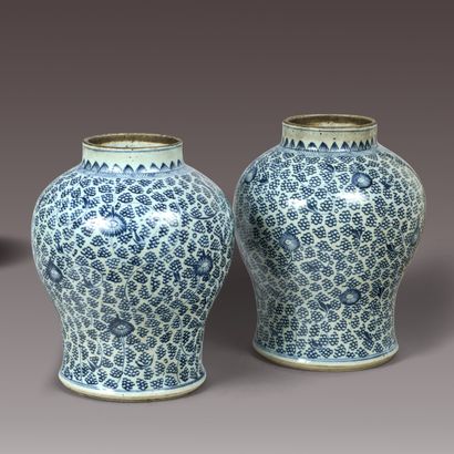 CHINE - Début du XXe siècle. Paire de vases...