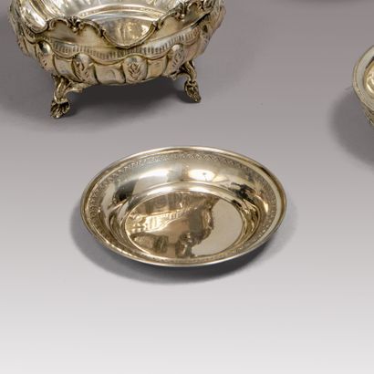 Huit cendriers de table de forme ronde en...