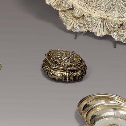 Boîte en argent de forme ovoïde, le couvercle...