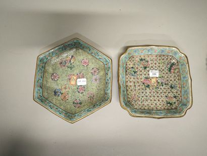 CHINE - XIXe siècle. Deux coupes sur pied...