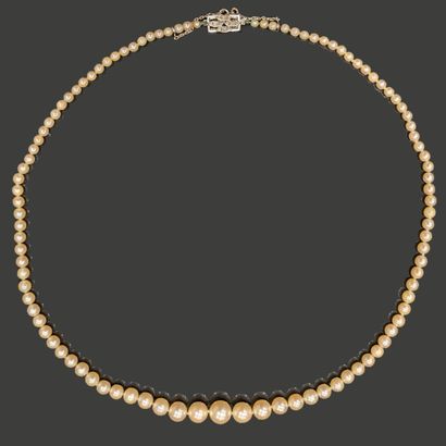 Collier de perles en chute, le fermoir rectangulaire...