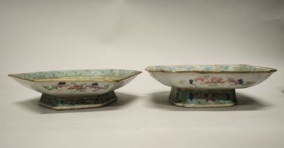 CHINE - XIXe siècle. Deux coupes sur pied...