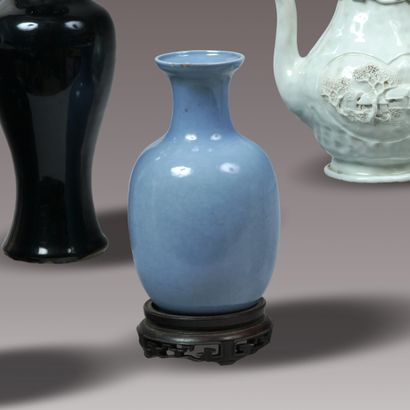 CHINE - XIXe siècle. Petit vase balustre...