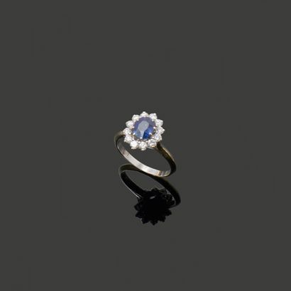 Bague en or gris 18K (750), ornée d’un saphir...