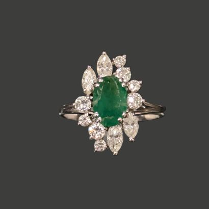 Bague en or gris 18K (750), ornée d’une émeraude...