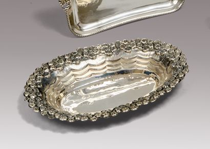 Corbeille ovale en argent (800), à décor...