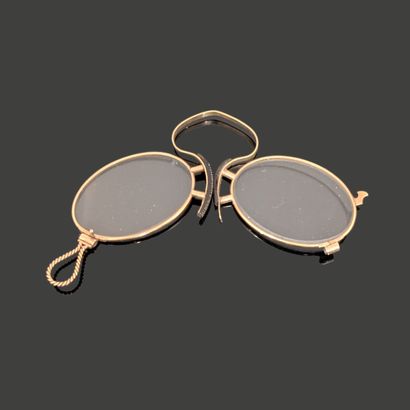 Pince-nez, la monture en or jaune 14K (585)....