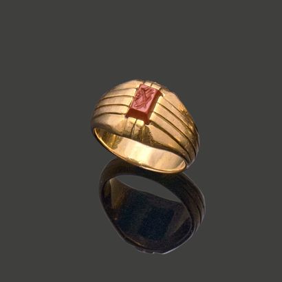 Bague jonc en or jaune 18K (750), ornée d’un...