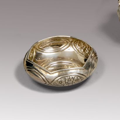Petite coupe ronde en argent (800), le col...