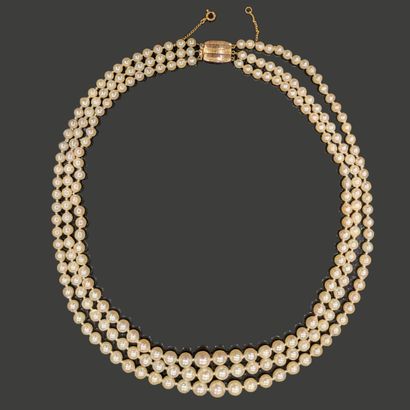 Collier de trois rangs de perles de culture...