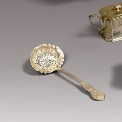 Cuiller saupoudreuse en argent (925), le...