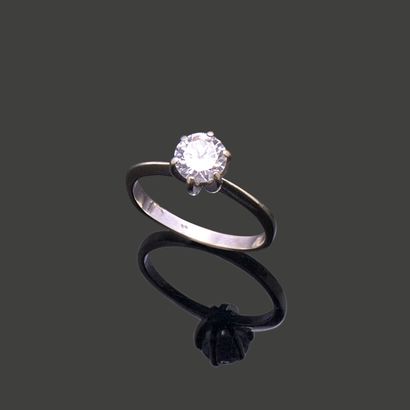 Bague en or gris 18K (750), ornée d’un diamant...