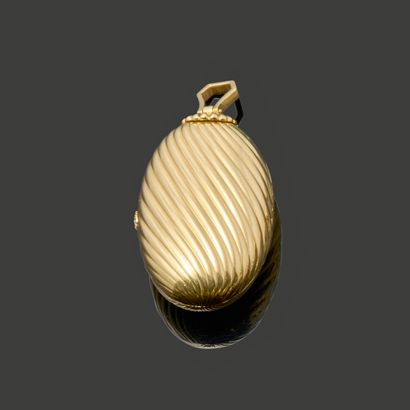 Important pendentif ouvrant en or jaune 18K...