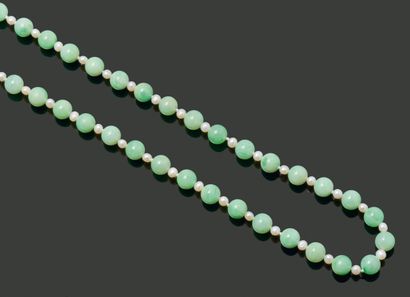 Sautoir de cinquante-et-une boules de jade...