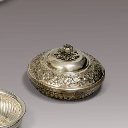 Petite coupe ronde en argent (800), le col...