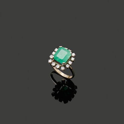 Bague en or gris 18K (750), ornée d’une émeraude...