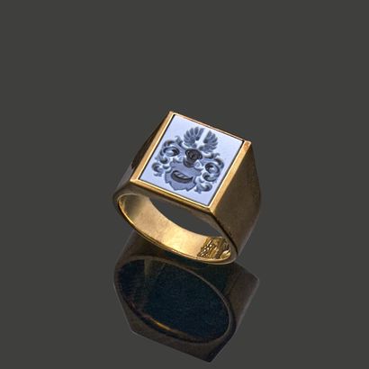 Bague chevalière en or jaune 18K (750), ornée...