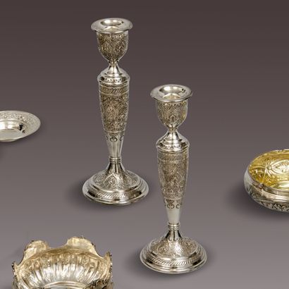 Paire de flambeaux en argent (800), à décor...