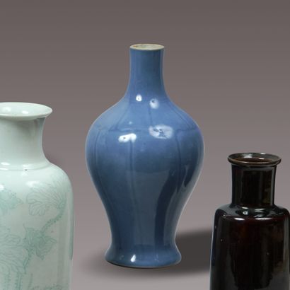 CHINE - Début du XXe siècle. Petit vase balustre...
