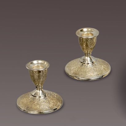 Paire de petits flambeaux en argent (800),...