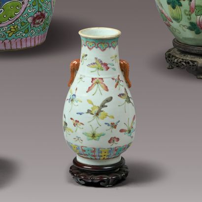 CHINE - Début du XXe siècle. Petit vase en...