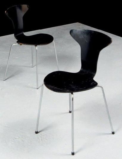 Arne JACOBSEN (1902-1971)
Paire de chaises...
