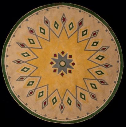 PAULE LELEU (1906-1987)
Tapis circulaire...