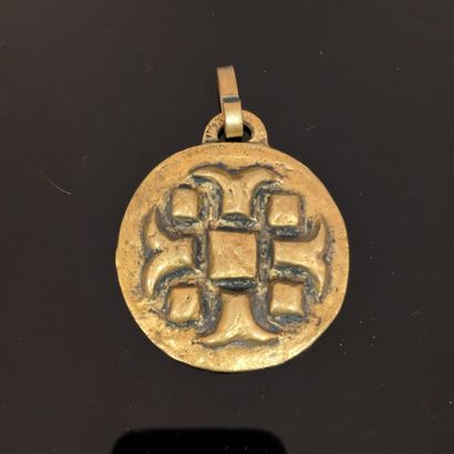 Yvonne TINDAS (20th century). Bronze pendant...