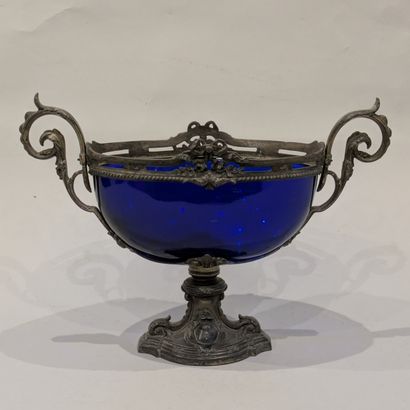 Coupe ovale en verre ou cristal bleu. La...