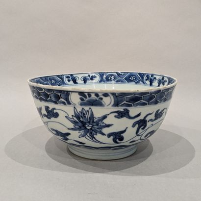 China, 18th century. Porcelain bowl decorated...
