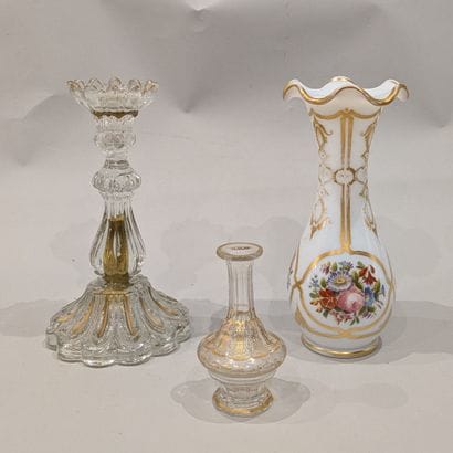Ensemble : - flambeau en verre moulé, le...