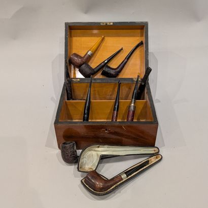 Ensemble de pipes en bois et racine de bruyère,...