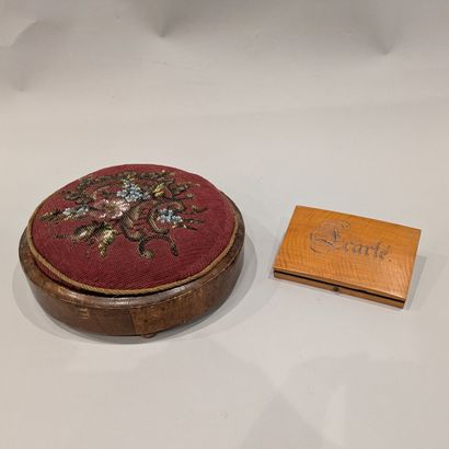 Ensemble : - tabouret de pied de forme ronde...