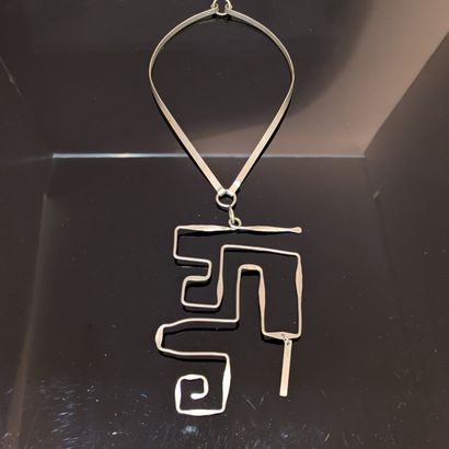 Modern work. Hammered metal pendant necklace,...