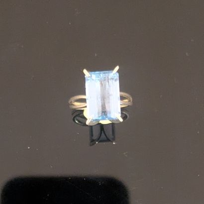 Bague en or gris 18K (750), ornée d'une améthyste...
