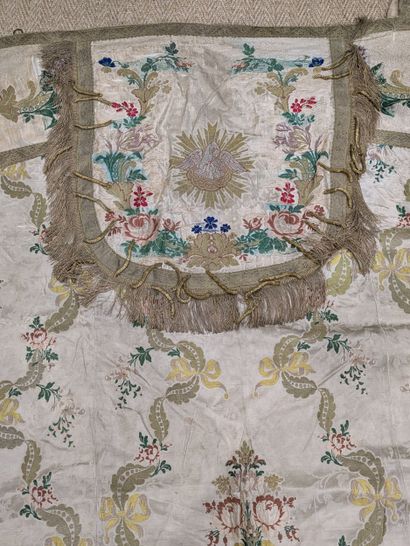 Polychrome damask cape decorated with knotted...