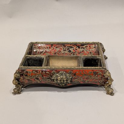 Nécessaire de bureau de forme quadrangulaire...
