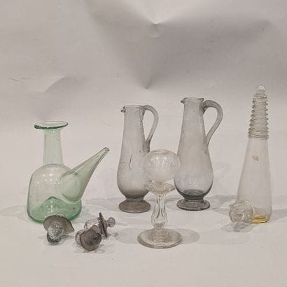 Art populaire. Ensemble en verre soufflé...