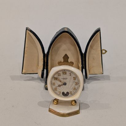 LANCEL Paris. Pendulette en métal doré, le...