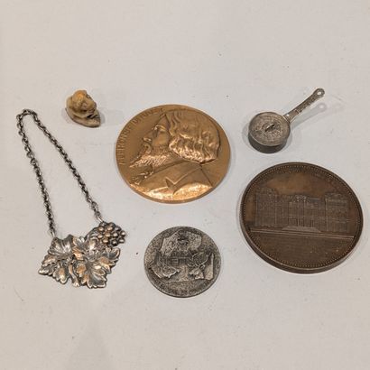 Bibelots : - médaille en bronze 